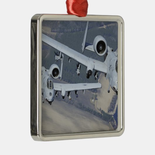 Zwei A-10C-Thunderbolzen II fliegen formatgenau Silbernes Ornament (Rechts)