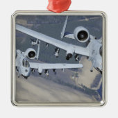 Zwei A-10C-Thunderbolzen II fliegen formatgenau Silbernes Ornament (Vorne)