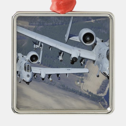 Zwei A-10C-Thunderbolzen II fliegen formatgenau Silbernes Ornament (Vorne)