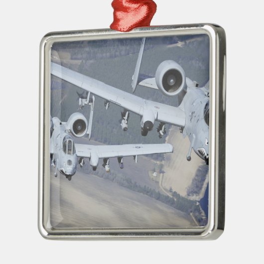Zwei A-10C-Thunderbolzen II fliegen formatgenau Silbernes Ornament (Links)