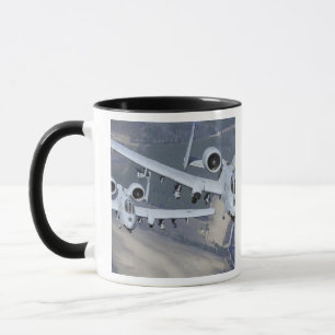Zwei A-10C-Thunderbolzen II fliegen formatgenau Tasse