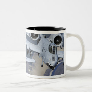 Zwei A-10C-Thunderbolzen II fliegen formatgenau Zweifarbige Tasse