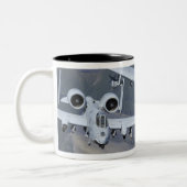 Zwei A-10C-Thunderbolzen II fliegen formatgenau Zweifarbige Tasse (Links)