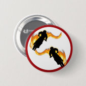 Zwei abseits der Straße fahrende Bikes mit Flammen Button (Vorne & Hinten)