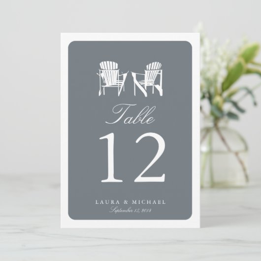 Zwei Adirondack-Stühle | TISCHNUMMER (Stehend Vorderseite)