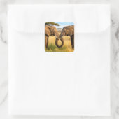 Zwei afrikanische Elefanten in Savannengras Quadratischer Aufkleber (Tasche)