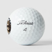 Zwei andere spielen Schach, Golfball (Logo)