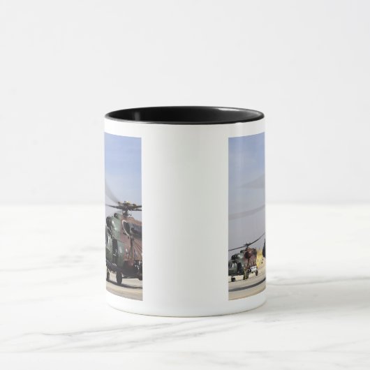 Zwei Angesagte Hubschrauber der mittleren Generati Tasse (Zentrum)