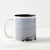 Zwei Angesagte Hubschrauber der mittleren Generati Zweifarbige Tasse (Links)