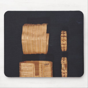 Zwei Armbänder und ein Paar Ohrringe Mousepad