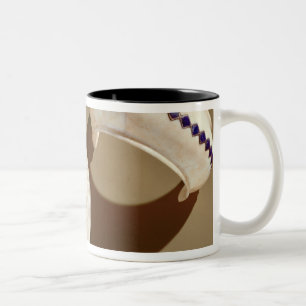 Zwei Armbänder, vom Grab von Tutankhamun Zweifarbige Tasse