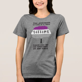 Zwei Asexuelle sitzen auf einem Baum Tri-Blend Shirt