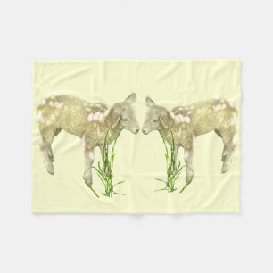Zwei Baby Lambs auf der gelben Fleece-Blankette Fleecedecke