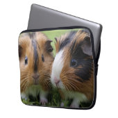 Zwei Baby Tortoiseshell Guinea Schweine, Laptopschutzhülle (Vorderseite Links)