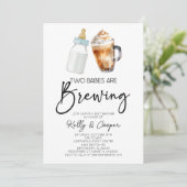 Zwei Babys brühen eine Flasche Kaffee Babydusche Einladung (Stehend Vorderseite)