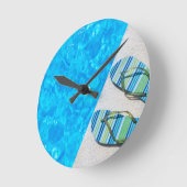 Zwei Badeschuhe am Pool Runde Wanduhr (Winkel)