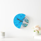 Zwei Badeschuhe am Pool Runde Wanduhr (Zuhause)