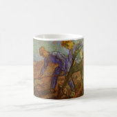 Zwei Bauern graben von Vincent van Gogh Kaffeetasse (Mittel)