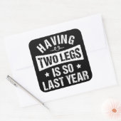 Zwei Beine zu haben ist so letztes Jahr - Amputati Quadratischer Aufkleber (Umschlag)