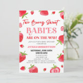 Zwei Berry Sweet Babies Strawberry Twin Baby Dusch Einladung (Stehend Vorderseite)