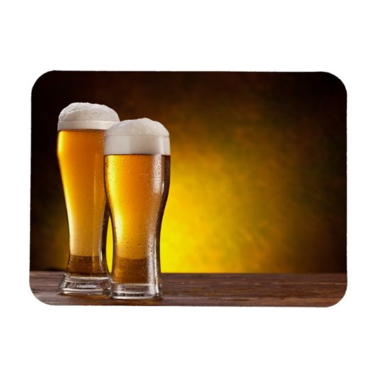 Zwei Biergläser auf einem Holztisch Magnet (Horizontal)