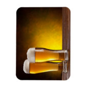 Zwei Biergläser auf einem Holztisch Magnet (Vertikal)