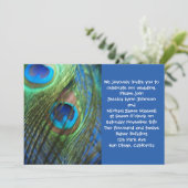 Zwei blaue Pfau-Federn, die Einladung Wedding sind (Stehend Vorderseite)