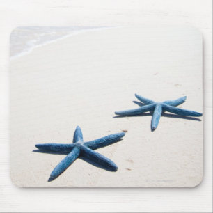 Zwei blaue Seesterne am Rande des Wassers auf trop Mousepad