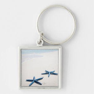 Zwei blaue Starfish am Rand des Wassers auf Schlüsselanhänger