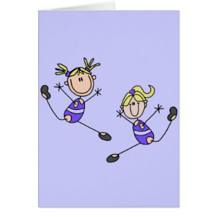 Zwei blonde Mädchengymnast-T-Shirts und Geschenke