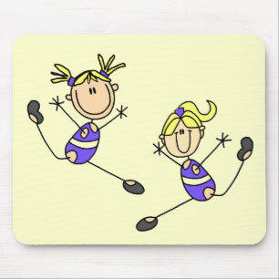 Zwei blonde Mädchengymnast-T-Shirts und Geschenke Mousepad