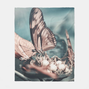 ZWEI BRAUN-SCHWARZE SCHMETTERLINGE AUF EINER BLUME FLEECEDECKE