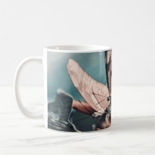 ZWEI BRAUN-SCHWARZE SCHMETTERLINGE AUF EINER BLUME KAFFEETASSE