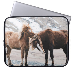 ZWEI BRAUNE PFERDE AUF DEM FELD LAPTOPSCHUTZHÜLLE