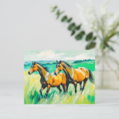 Zwei braune Pferde, die über die grüne Wiese laufe Postkarte (Stehend Vorderseite)