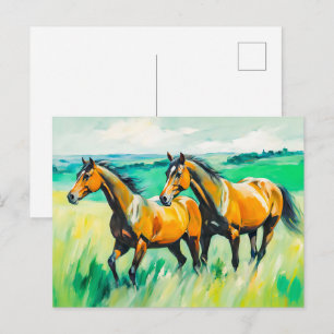 Zwei braune Pferde, die über die grüne Wiese laufe Postkarte