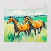 Zwei braune Pferde, die über die grüne Wiese laufe Postkarte (Vorderseite)