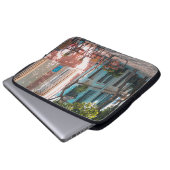 Zwei braune Tischchen draußen Laptopschutzhülle (Vorne Knopf)