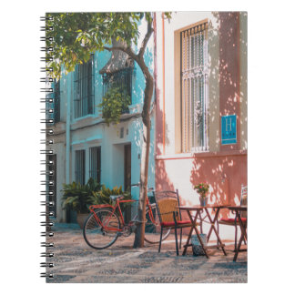 Zwei braune Tischchen draußen Notizblock