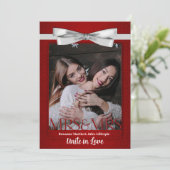 Zwei Brautrote mit weißer Gowns Hochzeit Einladung (Stehend Vorderseite)