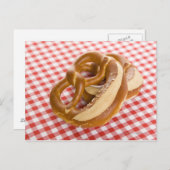 Zwei Brezel auf karierter Tischdecke Postkarte (Vorne/Hinten)