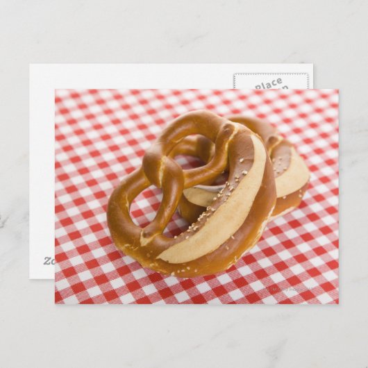 Zwei Brezel auf karierter Tischdecke Postkarte (Vorne/Hinten)