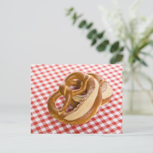 Zwei Brezel auf karierter Tischdecke Postkarte (Stehend Vorderseite)