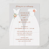 Zwei Brides Wedding Dress Lesbians Paare Dusche Folieneinladung (Vorderseite)