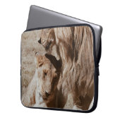 ZWEI BROWLLIG AUF GRÜNEM FELD LAPTOPSCHUTZHÜLLE (Vorderseite Links)