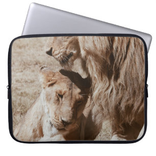 ZWEI BROWLLIG AUF GRÜNEM FELD LAPTOPSCHUTZHÜLLE