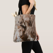 ZWEI BROWLLIG AUF GRÜNEM FELD TASCHE (Von Nahem)