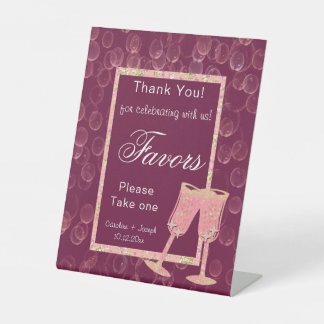 Zwei Bubbly Champagner Brillen für Gefallen Pedest Sockelschild