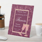 Zwei Bubbly Champagner Brillen für Gefallen Pedest Sockelschild (In SItu)