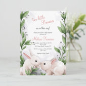 Zwei Bunnies Babydusche Einladung (Stehend Vorderseite)